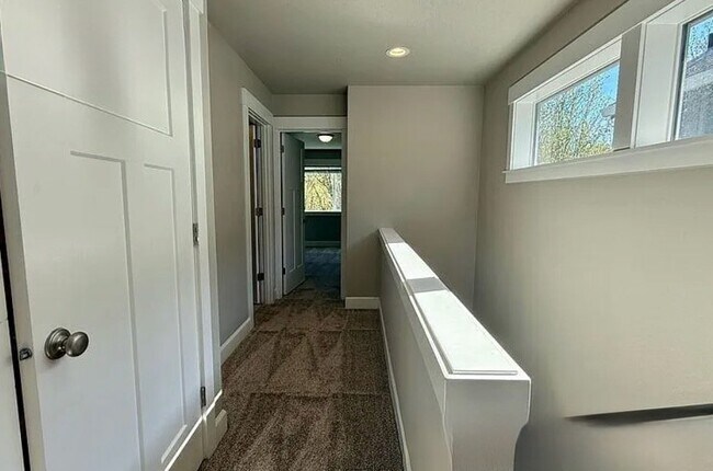 Building Photo - 1058 NE Regan Hill Loop