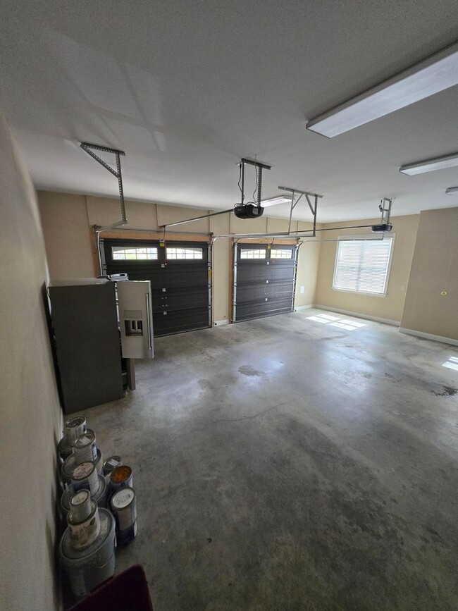 Building Photo - Luxury 4-Bedroom Home with Outdoor Oasis i...