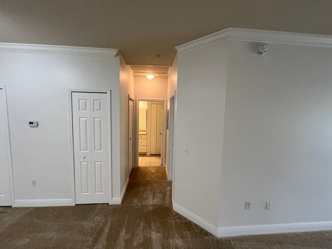 Building Photo - 1Bdrm 1Bath -- Gated Community of Southern...