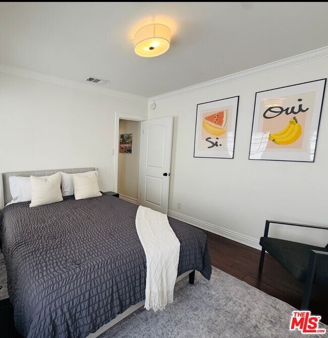 Building Photo - 7865 Willoughby Ave