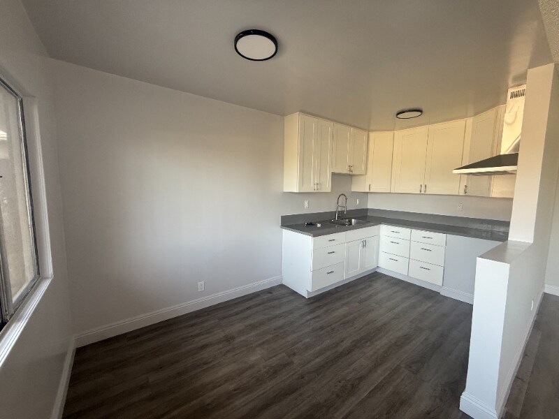 Building Photo - 1122 W 94th St