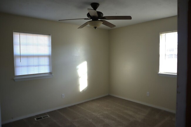 Building Photo - Charming 3 bedroom 1 bath on an Oversized lot