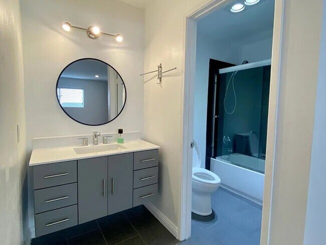 Building Photo - 450 W Vermont Ave