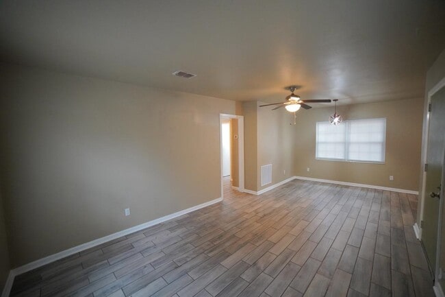 Building Photo - 926 Apache St