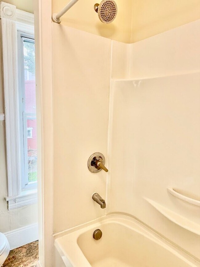 Building Photo - 3 Bedroom Townhome