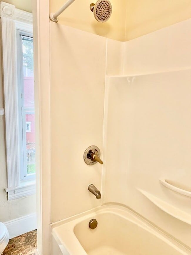 Building Photo - 4 Bedroom Townhome
