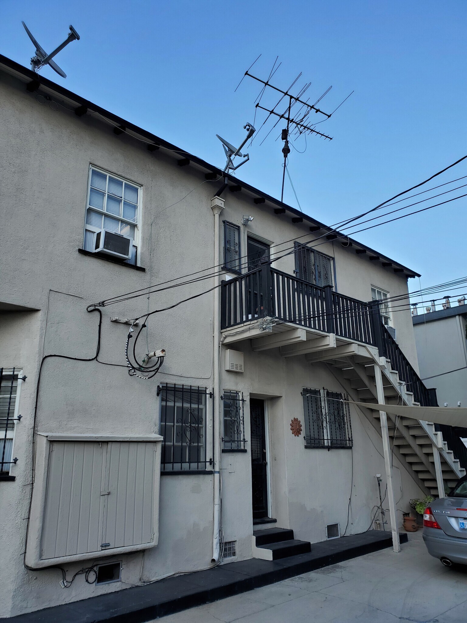 REAR PRIVATE ENTRANCE - 6328 Orange St