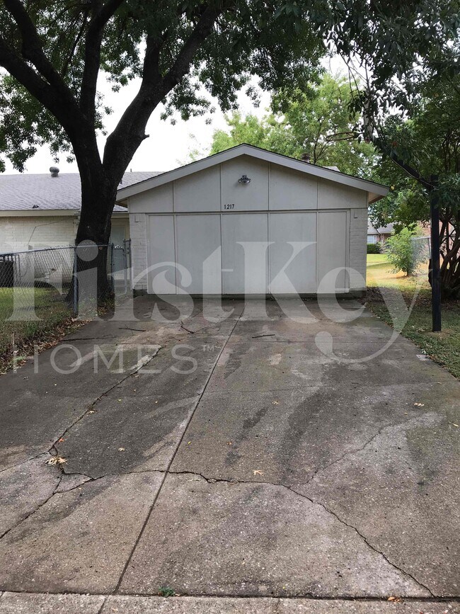Building Photo - 1217 Meadow Creek Dr
