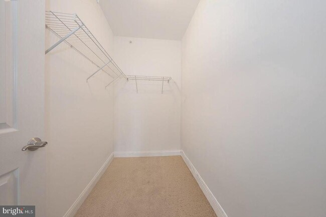 Building Photo - 300 W Elm St