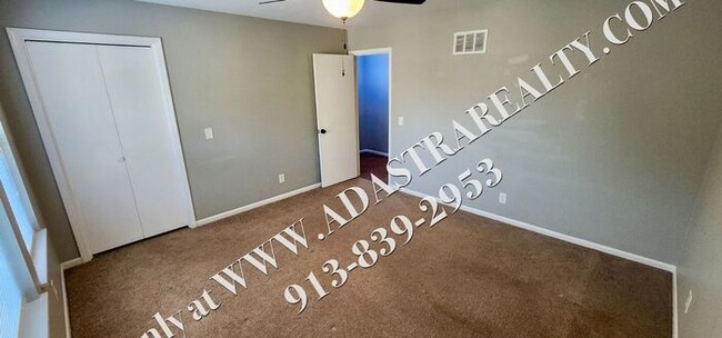 Building Photo - 2 Bed 1.5 Bath Townhome in Bonner Springs-...
