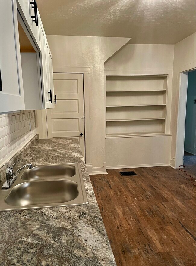 Building Photo - 676 Middle Ave