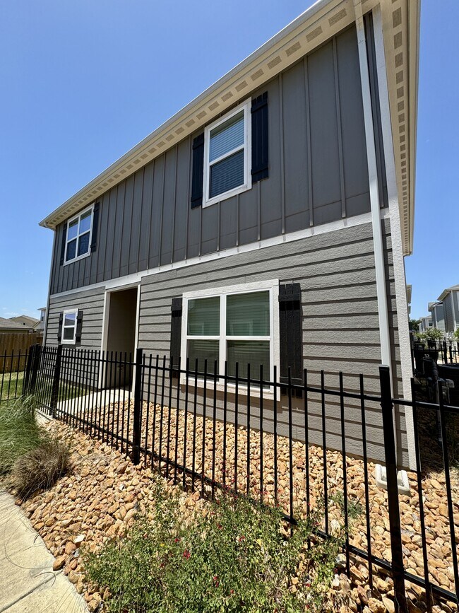 Building Photo - 10818 Emerick St