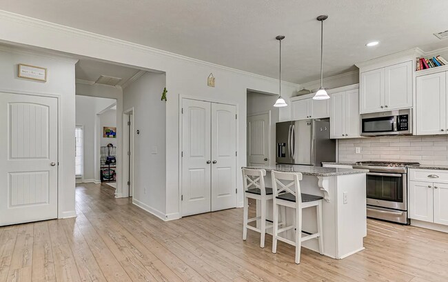 Building Photo - Summerton Village 2 Story Home