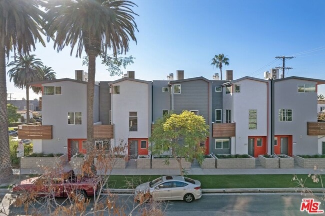 Building Photo - 857 N Detroit St