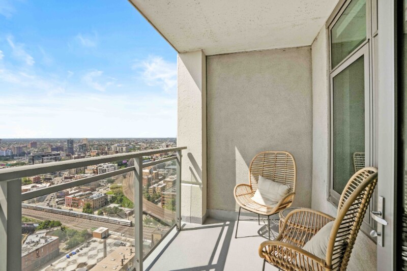 Building Photo - 599 W Kinzie St