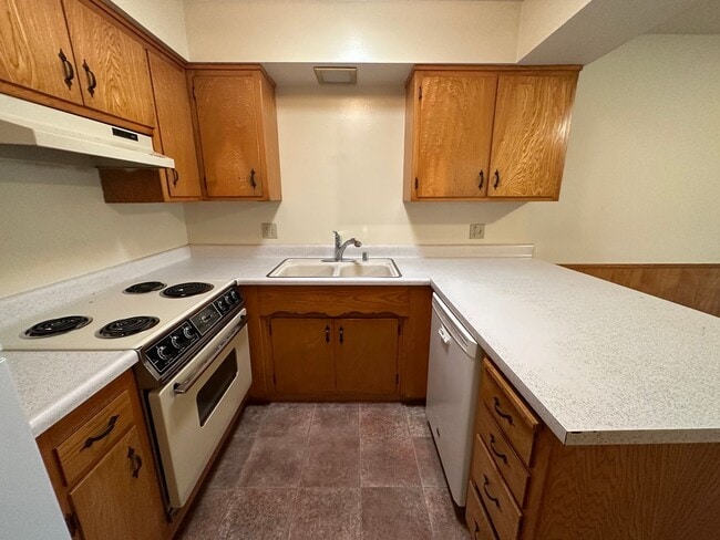 Building Photo - 3 Bedroom 2 Bathroom Duplex in Greenhaven