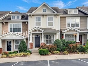 Building Photo - Special Offer: Sign an 8-10 month lease term and take advantage of a $500 move-in discount!/2-Bed...
