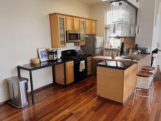 Building Photo - Beautiful Upscale Private Two Bed, Two Bat...