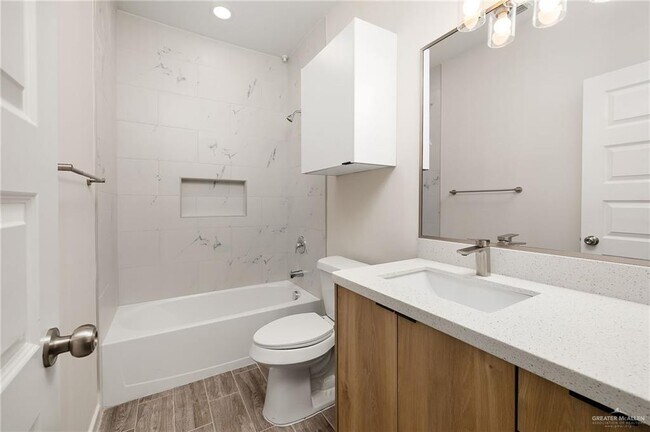 Building Photo - 15 Selena St