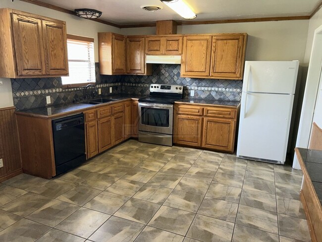 Building Photo - 601 Sutton Dr