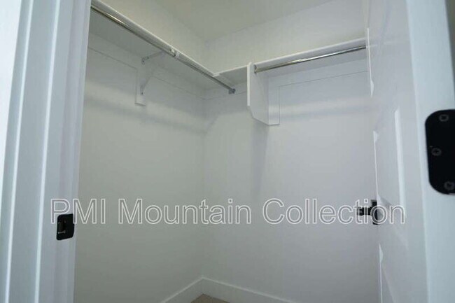 Building Photo - 459 Rimrock Ln