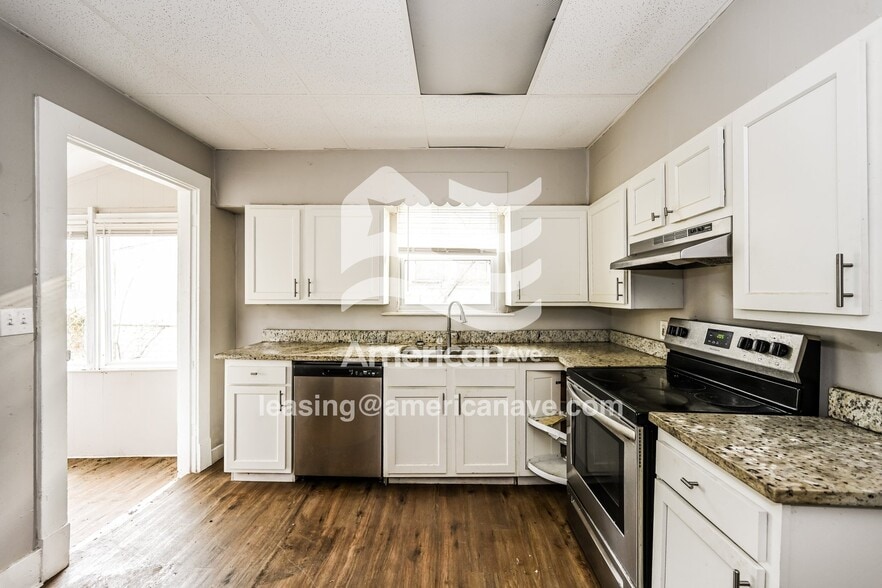 Building Photo - 321 S 43rd St