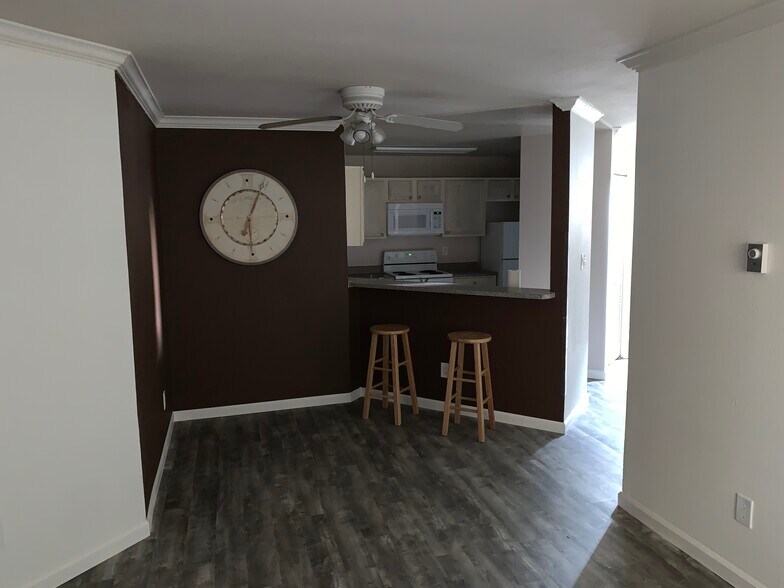 Building Photo - 7445 Charmant Dr