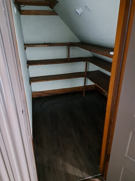 Building Photo - 261 Maple St