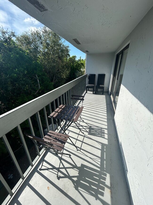 Building Photo - Now Leasing: 1-bedroom and 1.5 bath condo ...