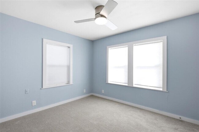 Building Photo - 905 E 53rd St