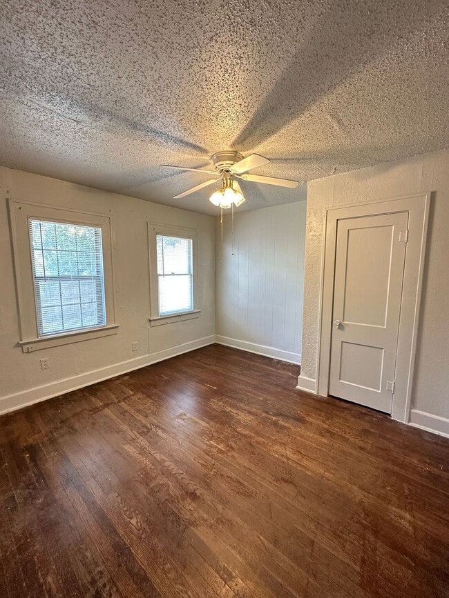 Building Photo - Coming Soon... 1 Bedroom Duplex In Central San Angelo!