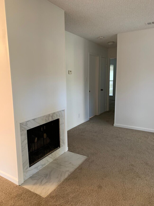 Building Photo - 5420 Roundtree Ct