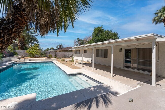 Building Photo - 1404 Campbell Dr