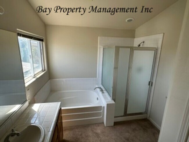 Building Photo - **Spacious 4 Bedroom Home with Vaulted Ceilings & Large Backyard – North Salinas**