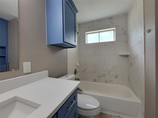 Building Photo - 4724 Laurel Ln