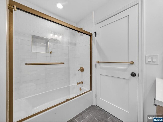 Building Photo - 114 Colony Ave