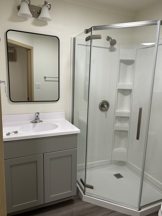 1415-2 Bathroom - Paramount Grafton Apartments