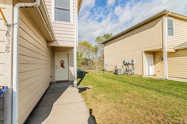 Building Photo - Spacious Home Close to Fort Riley!