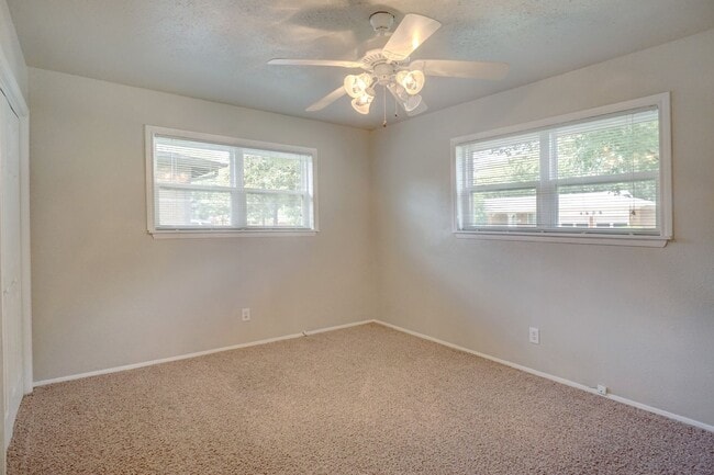 Building Photo - Updated 3 Bedroom / 2 Bathroom