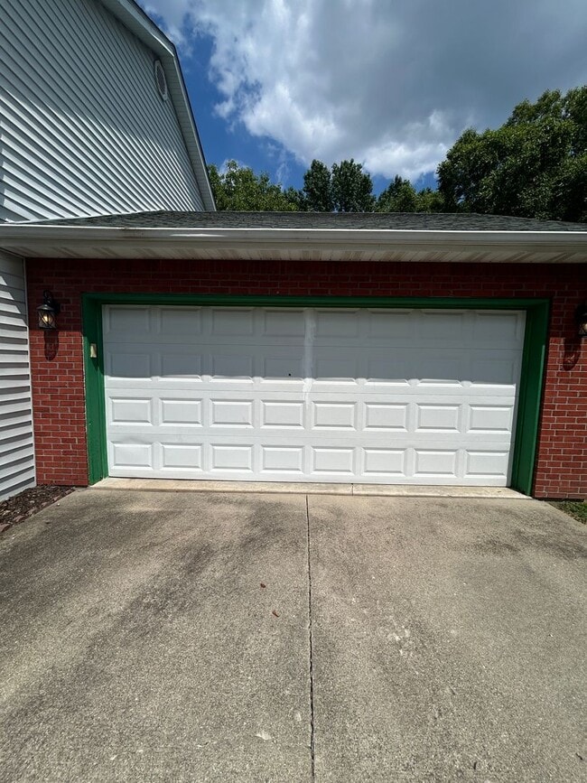 Building Photo - 2324 Greenfield Dr