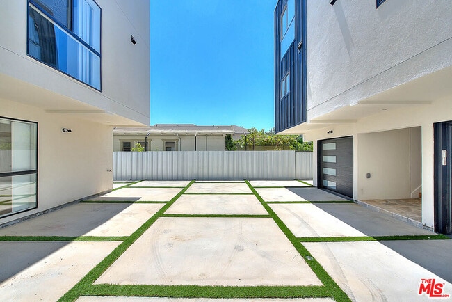 Building Photo - 1013 N Wilton Pl