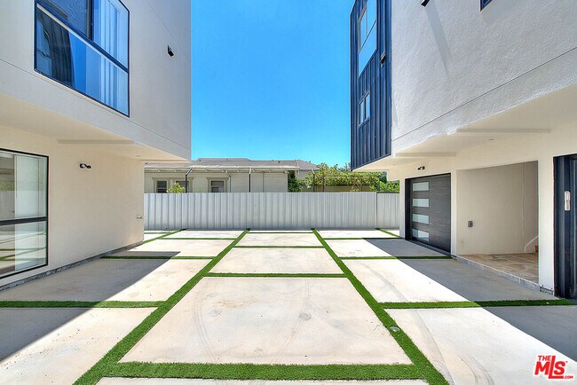 Building Photo - 1013 Wilton Pl