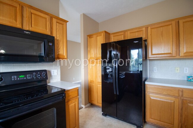 Building Photo - $1,022.50 Off Deposit! Spacious 2 Story ho...