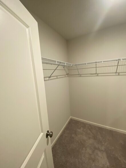 Building Photo - 427 Silo Ct