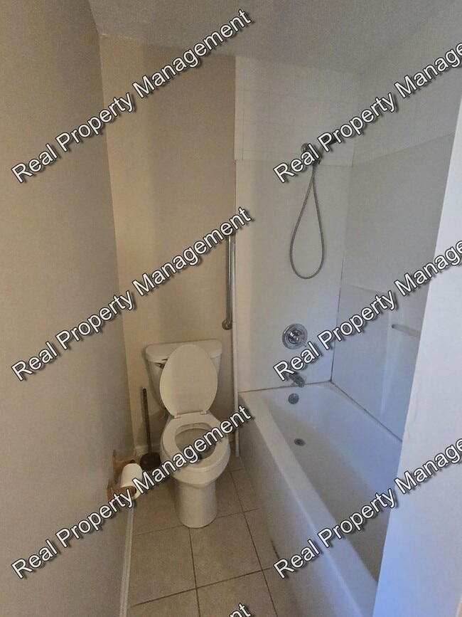 Building Photo - Spacious Three Bedroom
