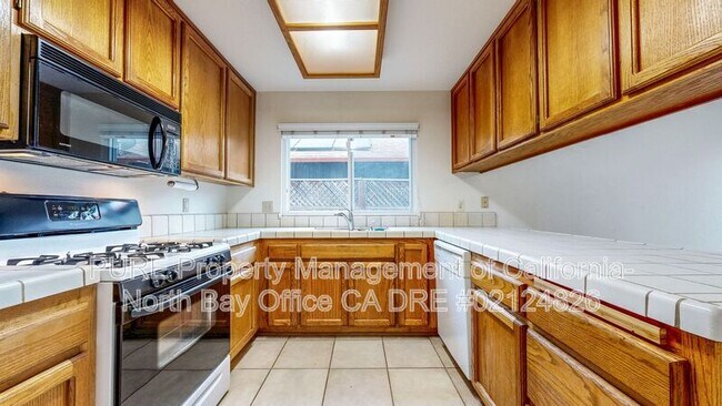 Building Photo - 2070 Pinercrest Dr