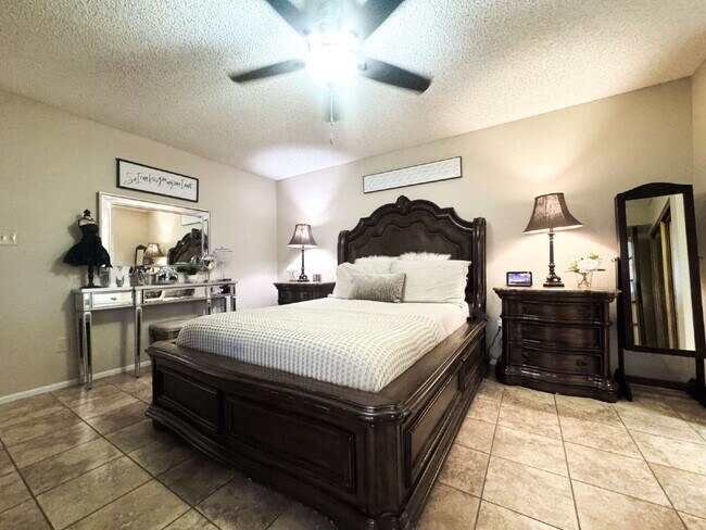 Building Photo - "Well Maintained 3 Bedroom, 2 Bathroom Poo...