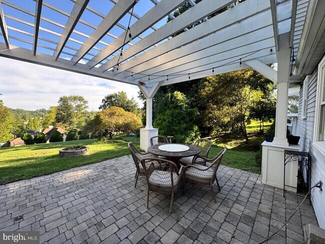 Building Photo - 765 Farnum Rd