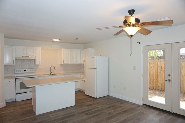 Building Photo - Two Bedroom Townhome in FWB
