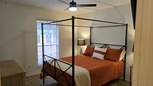 Building Photo - 2012 E Lacey Oak Cir